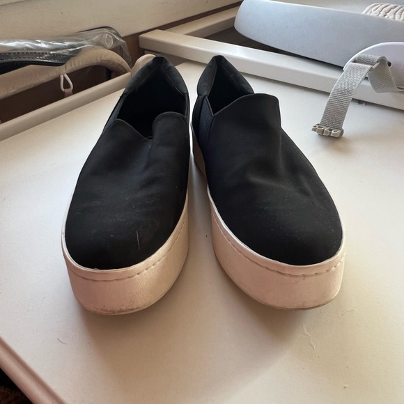 Vince black slip ons - Picture 3 of 4